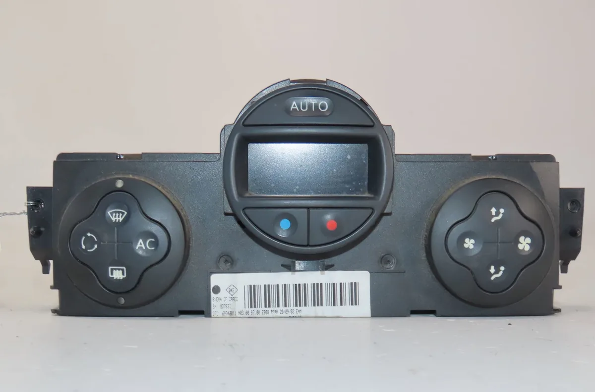 Commande de chauffage Renault MEGANE II A trois volumes (LM0-1_) 1.6 (2003) 4 portes occasion