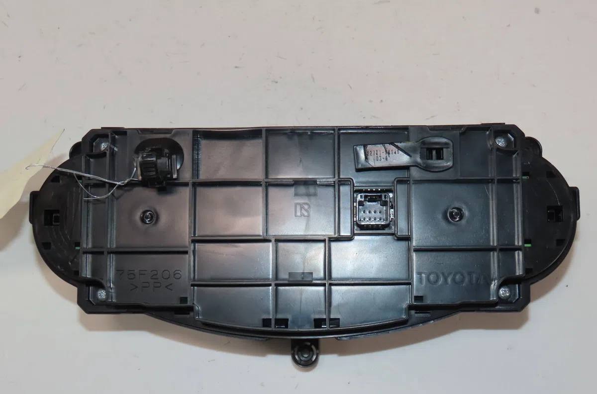 Commande de chauffage Toyota YARIS (_P13_) 1.5 hybrid (nhp130_) (2012) occasion — photo 4