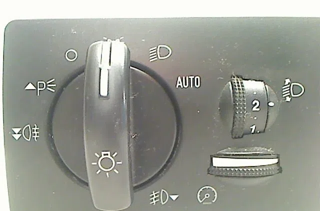 Commande eclairage Ford FOCUS II A trois volumes (DB_, FCH, DH) 2.0 tdci (2005-2012) occasion
