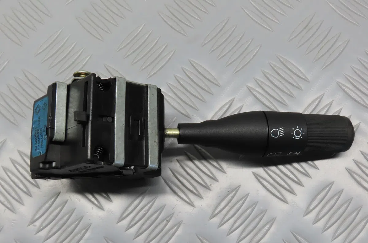 Commande eclairage Renault CLIO I (B-C57_, 5-357_) 1.4 (1991-1998) occasion