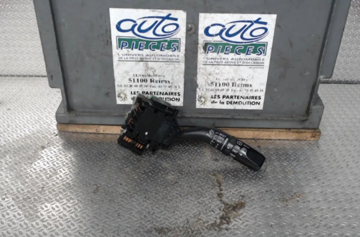 Commande essuie glace Mazda 6 Hatchback (GG) 2.0 di (gg14) (2002-2007) occasion