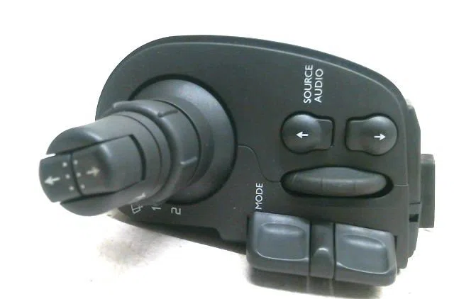 Commande essuie glace Renault CLIO III (BR0-1, CR0-1) 1.5 dci (br17, cr17) (2005-2012) 5 portes occasion