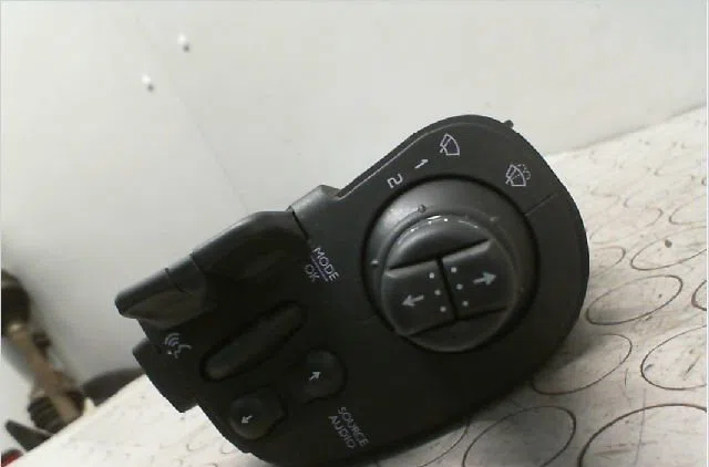 Commande essuie glace RENAULT CLIO III Phase 2 03-2009--12-2014 1.5 DCI 70ch occasion