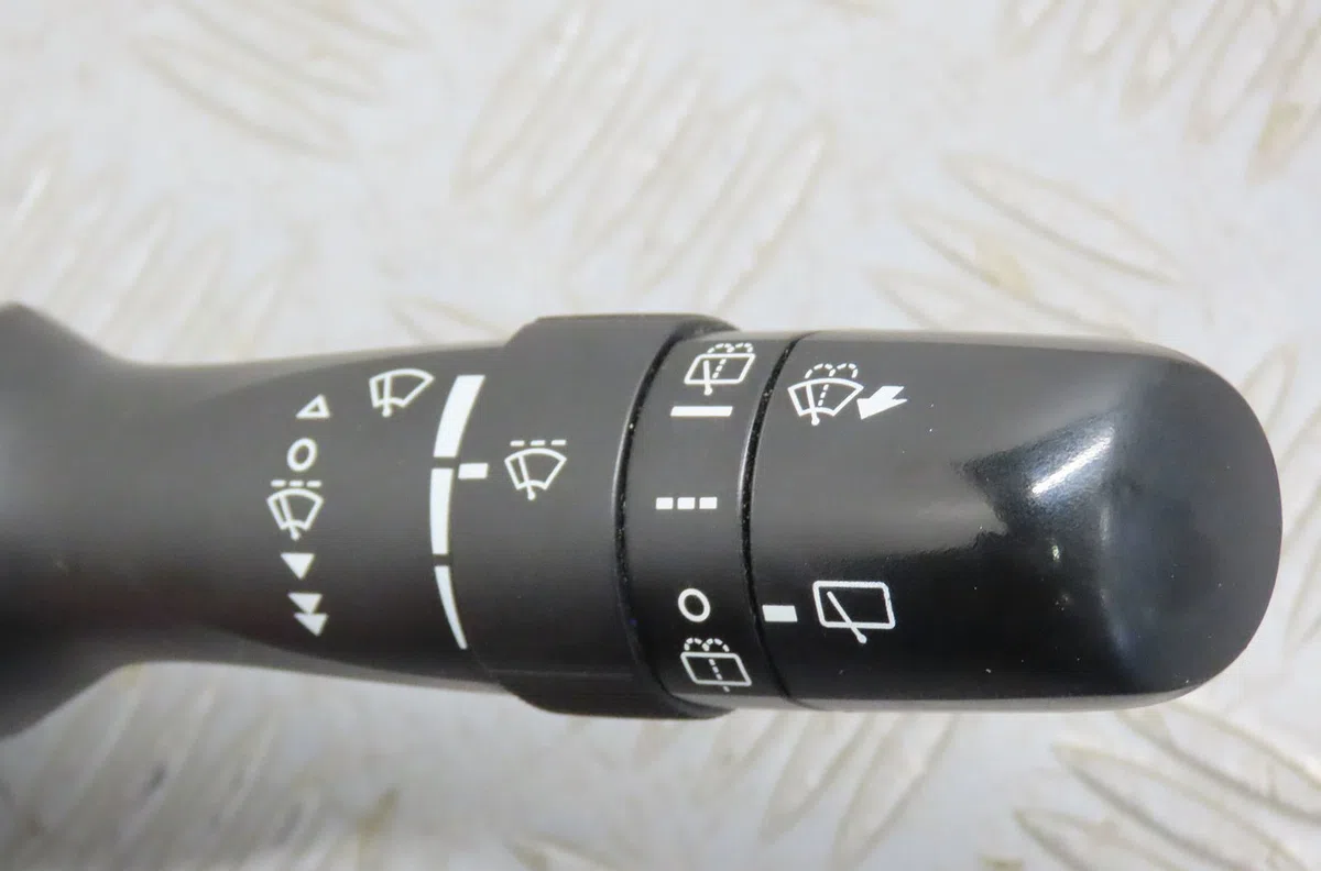 Commande essuie glace Toyota AURIS (_E15_) 1.4 d-4d (nde150_) (2007-2012) 3 portes occasion