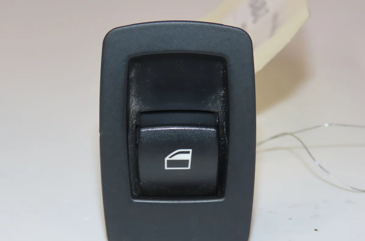 Commande leve-glace porte arrière droite Bmw 1 (E87) 118 d (2004-2007) 5 portes occasion