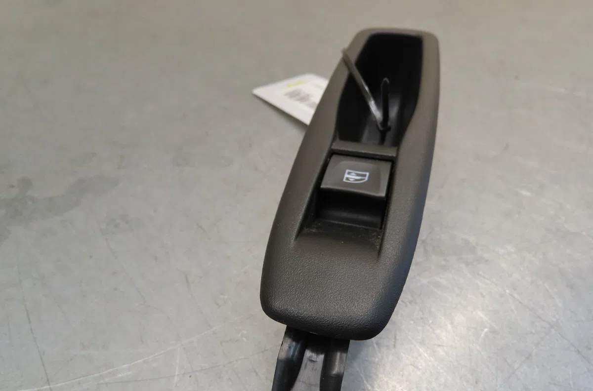 Commande leve-glace porte arrière droite Renault CLIO IV (BH_) 0.9 tce 90 (2012) 5 portes occasion