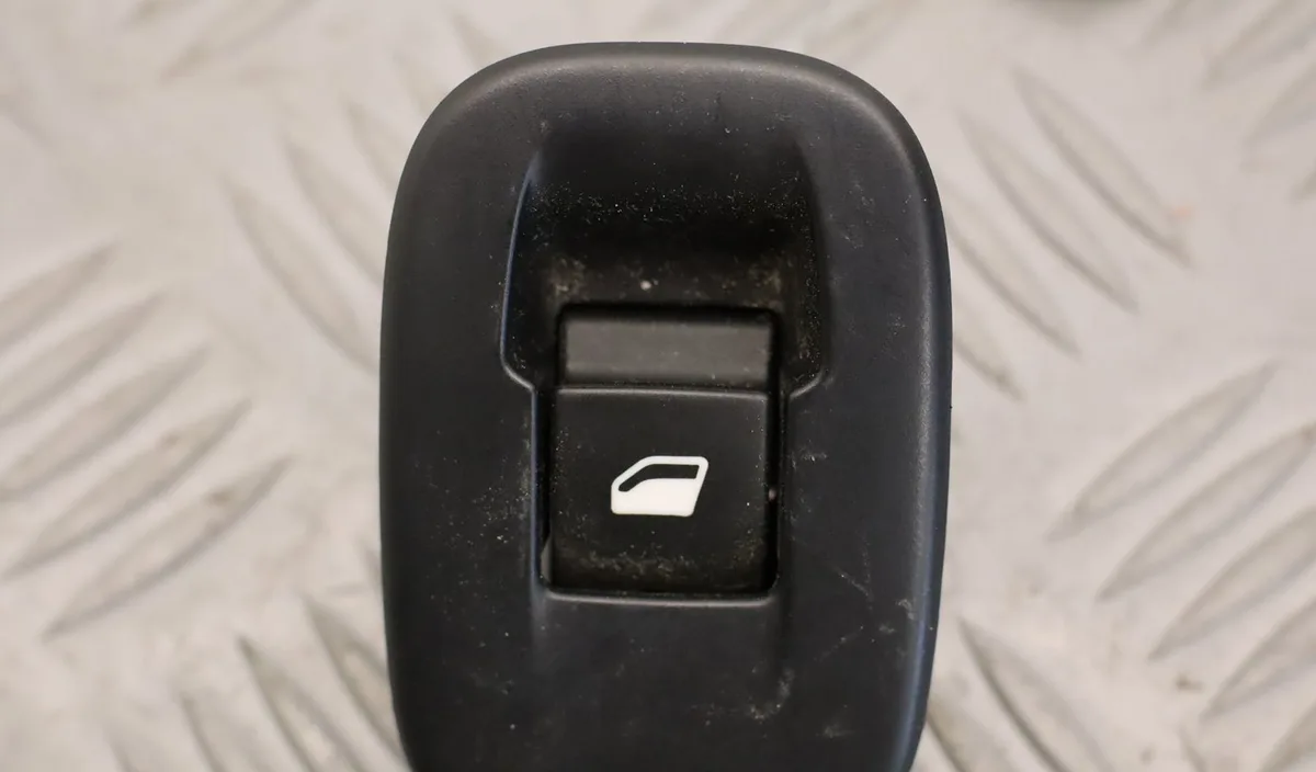 Commande leve-glace porte arrière gauche Peugeot 208 I (CA_, CC_) 1.5 bluehdi 100 (2018) occasion