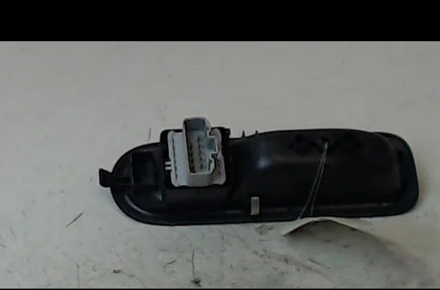 Commande leve-glace porte arrière gauche Renault CLIO III (BR0-1, CR0-1) 1.2 16v (br02, br0j, br11, cr02, cr0j, cr11) (2