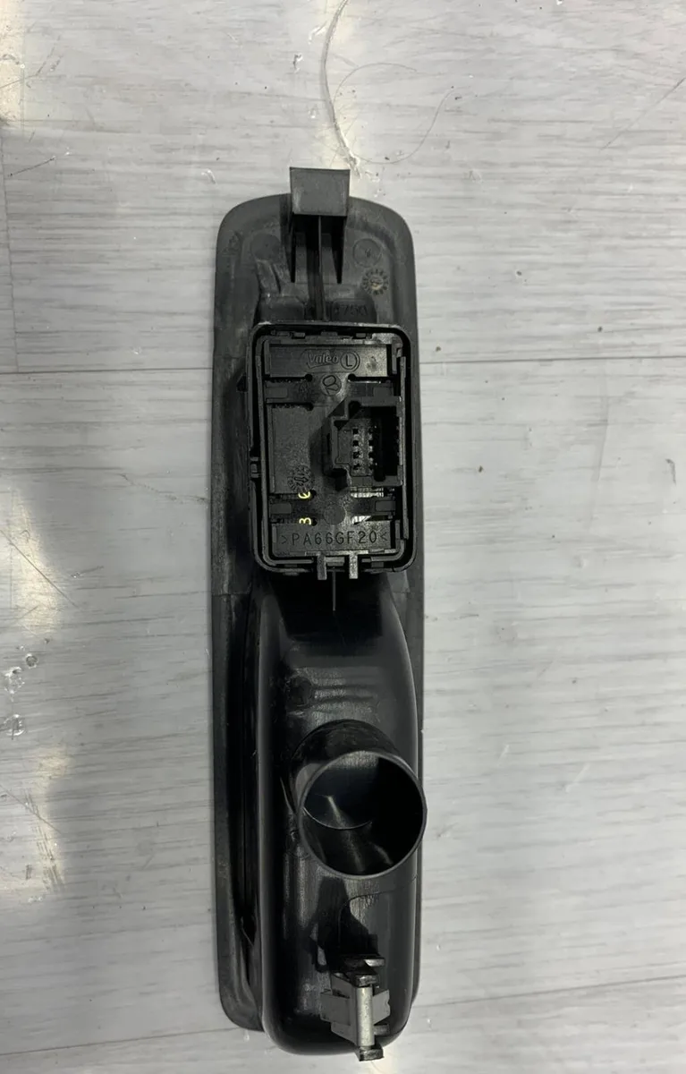 Commande leve-glace porte arrière gauche RENAULT MEGANE 3 PHASE 2 occasion