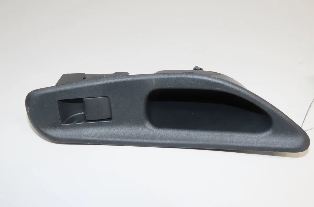 Commande leve-glace porte arrière gauche Toyota YARIS (_P21_, _PA1_, _PH1_) 1.5 hybrid (mxph10, mxph11) (2020) 5 portes