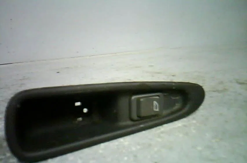 Commande leve-glace porte arrière gauche Volvo V40 Break (645) 1.9 t4 (1997-2000) occasion — photo 2