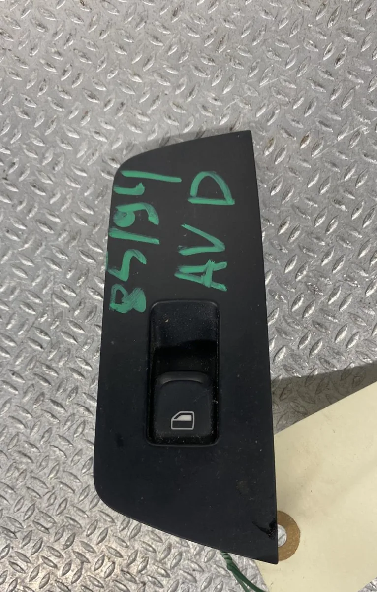 Commande lève-glace porte avant droite Audi A1 (8X1, 8XK) 1.6 tdi (2011-2015) 3 portes occasion