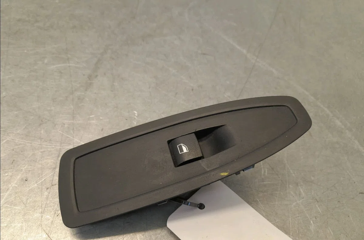 Commande lève-glace porte avant droite Bmw 1 (E87) 118 d (2004-2007) 5 portes occasion — photo 2