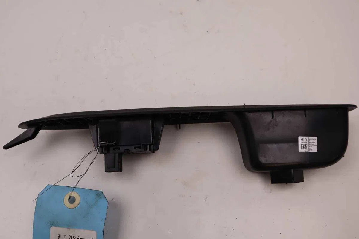 Commande lève-glace porte avant droite Citroën C4 II (NC_) 1.2 thp 130 (2014) occasion