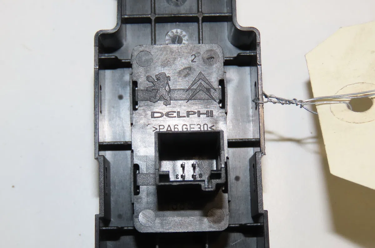 Commande lève-glace porte avant droite Citroen C5 III Break (RW_) 2.0 hdi 165 (2009) occasion