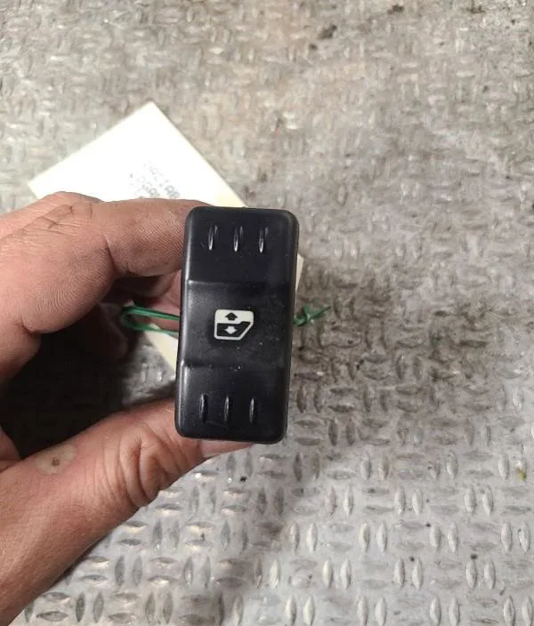 Commande lève-glace porte avant droite DACIA LOGAN 1 PHASE 1 occasion