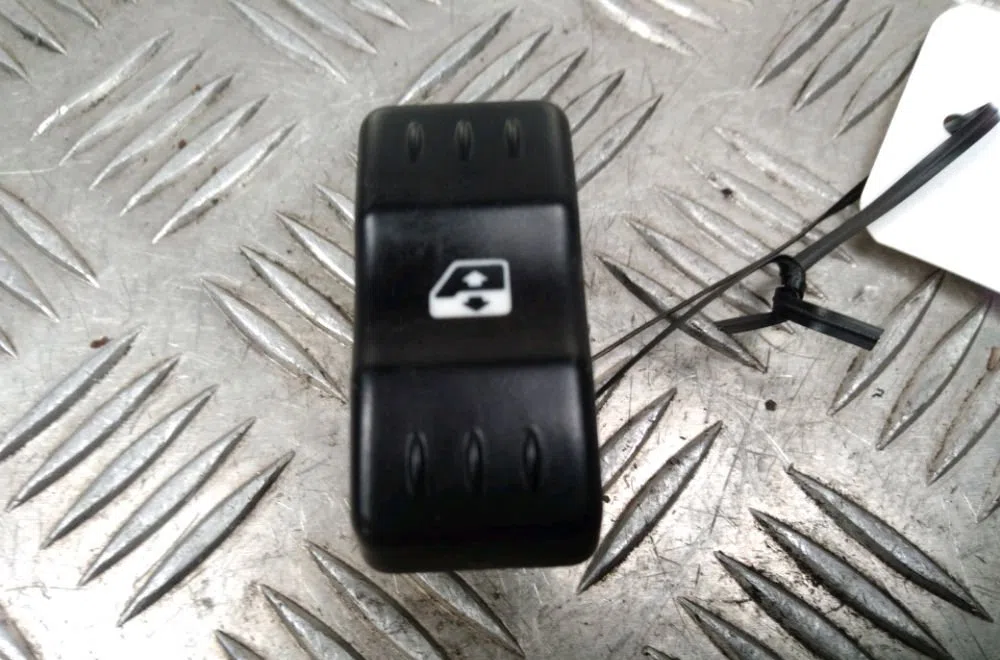 Commande lève-glace porte avant droite Dacia LOGAN MCV (KS_) 1.5 dci (ks0w) (2007-2012) 5 portes occasion