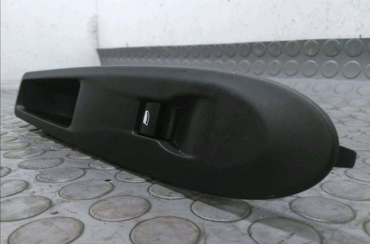 Commande lève-glace porte avant droite Ds DS 3 (SA_) 1.2 thp 130 (2015-2019) occasion