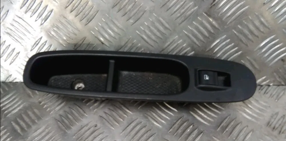 Commande lève-glace porte avant droite Fiat PUNTO (199_) 1.2 (199axz1a, 199bxz1a) (2012) occasion