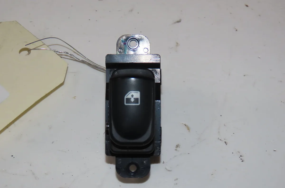 Commande lève-glace porte avant droite Hyundai I20 I (PB, PBT) 1.2 (2008-2012) occasion
