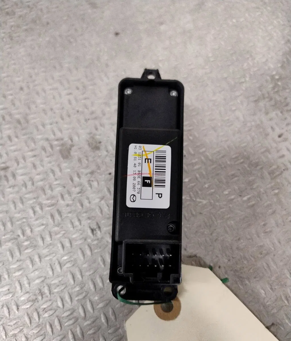 Commande lève-glace porte avant droite Mazda 3 (BK) 1.6 di turbo (2004-2009) occasion