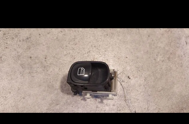 Commande lève-glace porte avant droite Mercedes-benz CLASSE C (W203) C 220 cdi (203.006) (2000-2007) occasion