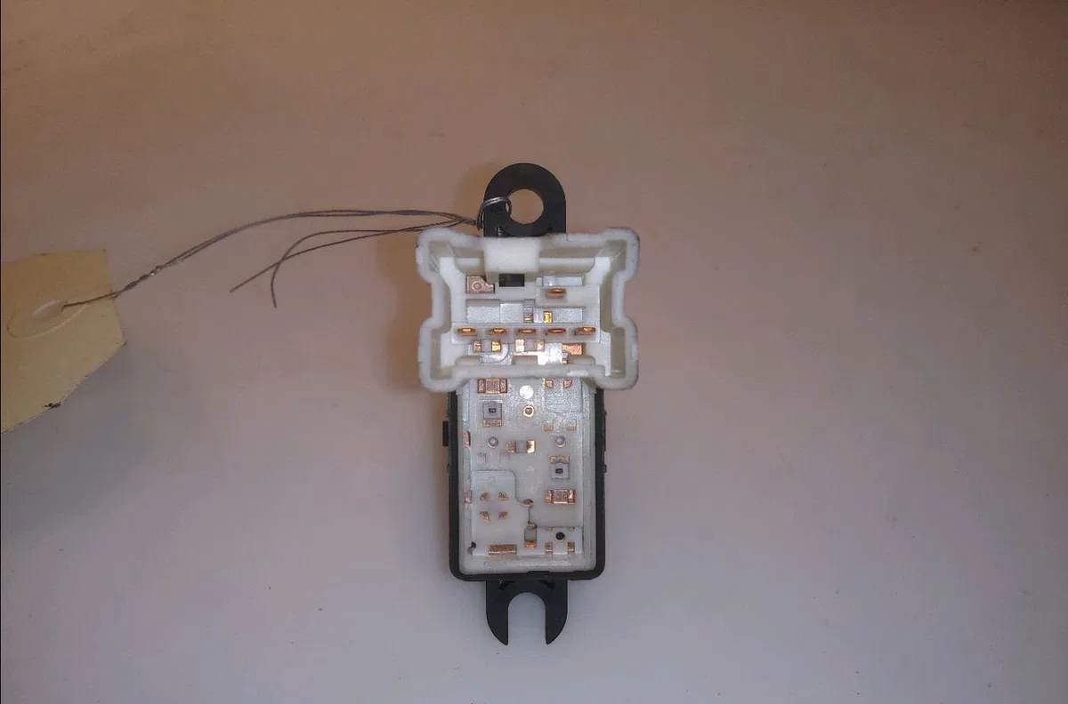 Commande lève-glace porte avant droite Nissan MICRA CC III (K12) 1.4 16v (2005) occasion