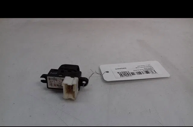 Commande lève-glace porte avant droite Nissan MICRA III (K12) 1.2 16v (2003-2010) occasion
