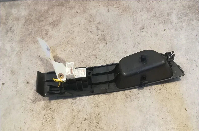 Commande lève-glace porte avant droite Nissan MICRA III (K12) 1.5 dci (2003-2010) occasion