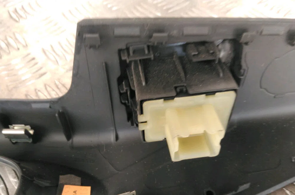 Commande lève-glace porte avant droite Nissan NV300 Camionnette (X82) 1.6 dci 120 (2016) occasion