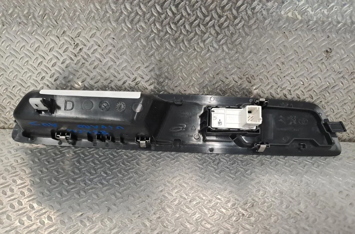 Commande lève-glace porte avant droite Opel VIVARO C Camionnette (K0) 2.0 (2019) occasion