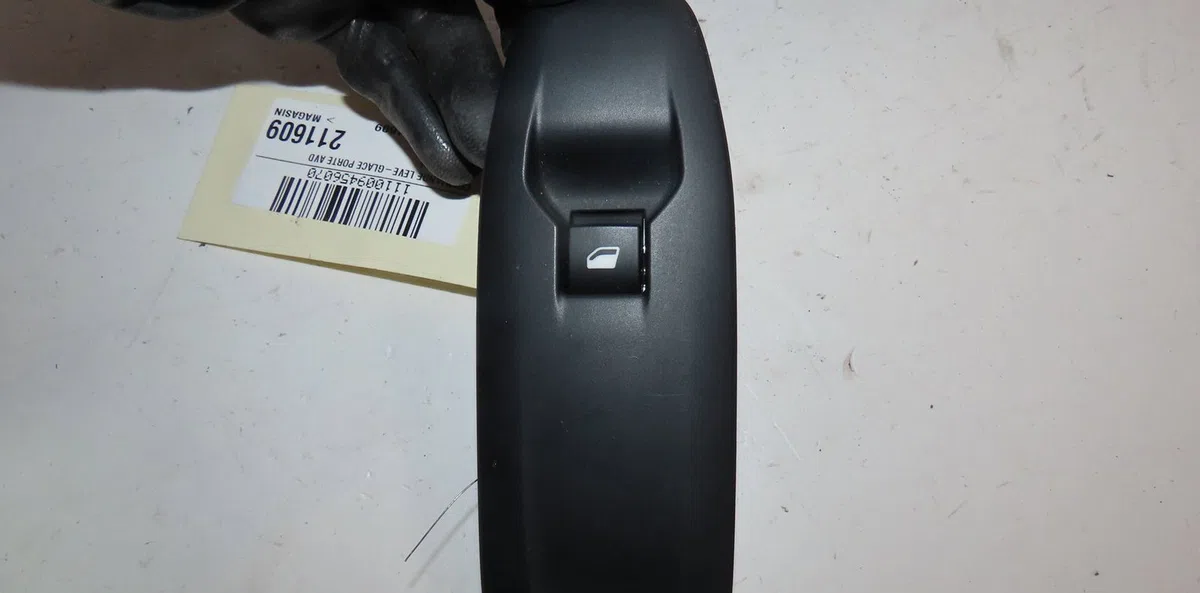 Commande lève-glace porte avant droite Peugeot 2008 I (CU_) 1.2 thp 110 - puretech 110 (2015) 5 portes occasion