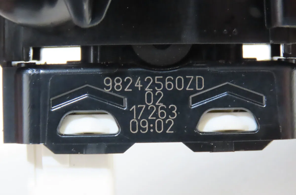 Commande lève-glace porte avant droite Peugeot 208 I (CA_, CC_) 1.2 vti 82 (2012) occasion