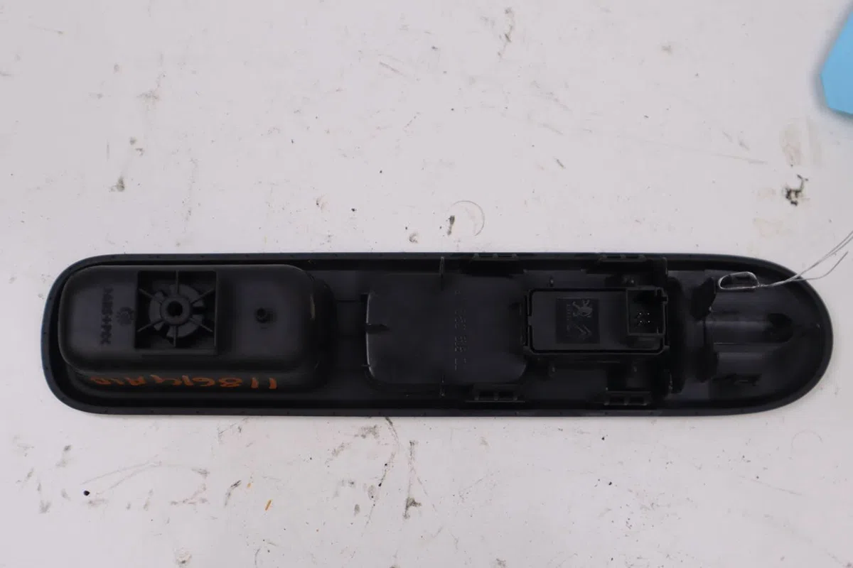 Commande lève-glace porte avant droite Peugeot 3008 Monospace (0U_) 1.6 thp (2009-2016) occasion