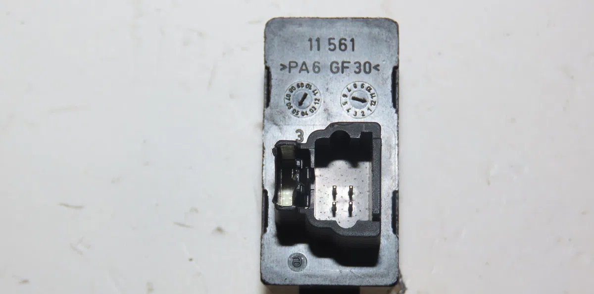 Commande lève-glace porte avant droite Peugeot 407 (6D_) 2.0 16v (6drfjc, 6drfje, 6drfjf) (2005-2010) occasion