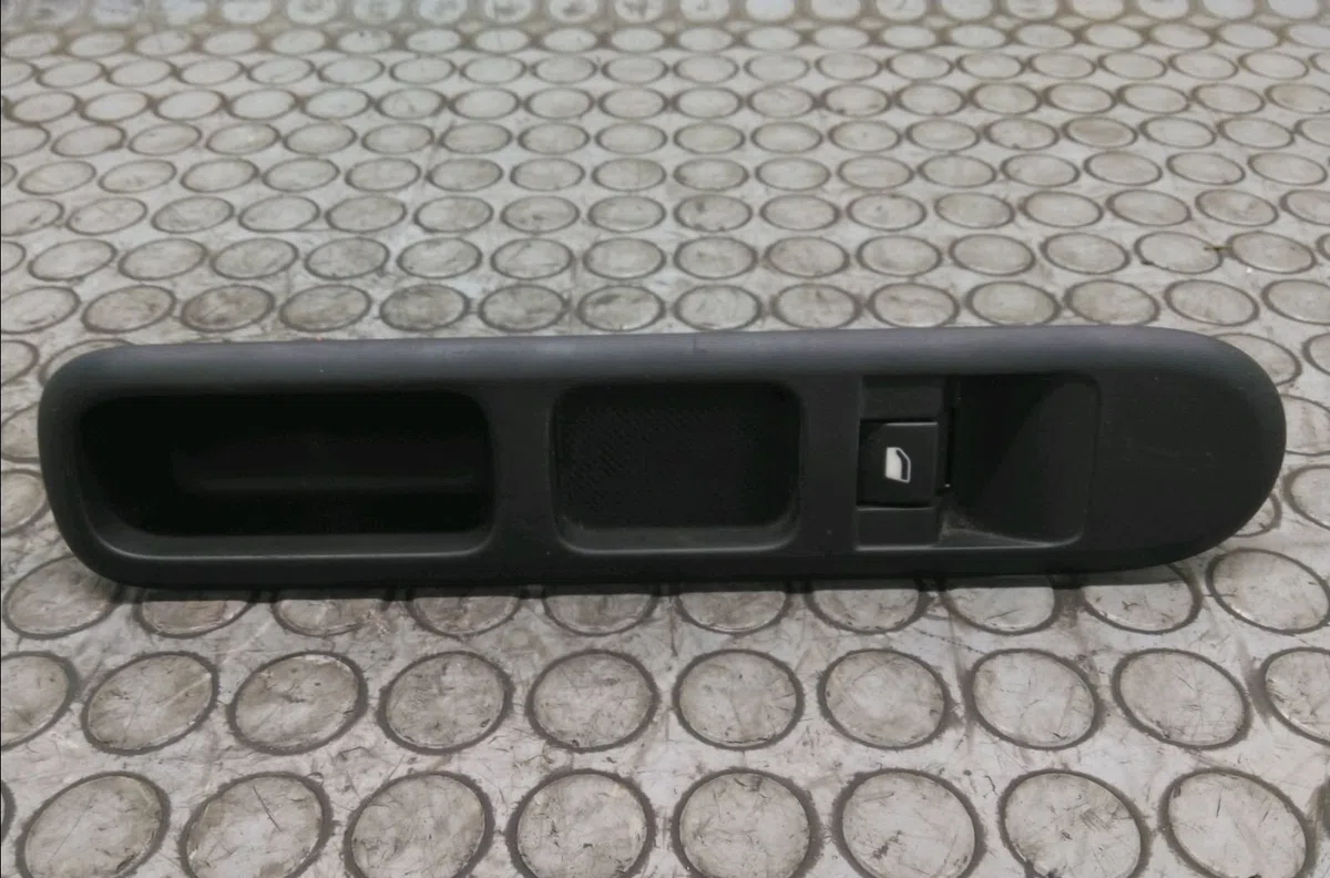 Commande lève-glace porte avant droite Peugeot 5008 (0U_, 0E_) 1.6 bluehdi 120 (2014-2017) 5 portes occasion