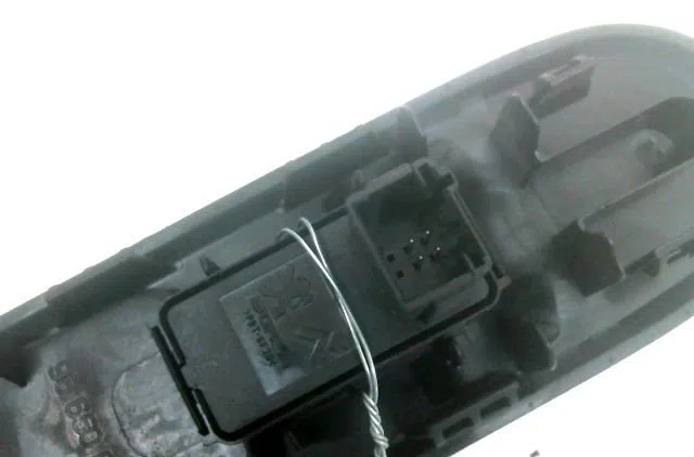 Commande lève-glace porte avant droite Peugeot 5008 (0U_, 0E_) 2.0 hdi 150 - bluehdi 150 (2009-2017) 5 portes occasion