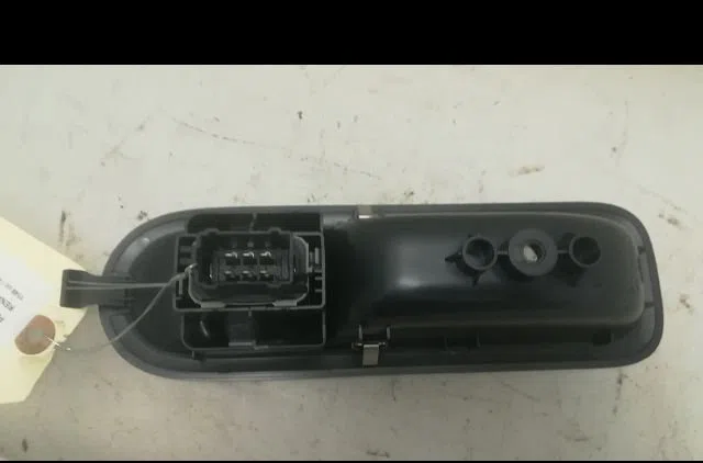 Commande lève-glace porte avant droite Renault CLIO III (BR0-1, CR0-1) 1.2 16v (br02, br0j, br11, cr02, cr0j, cr11) (200
