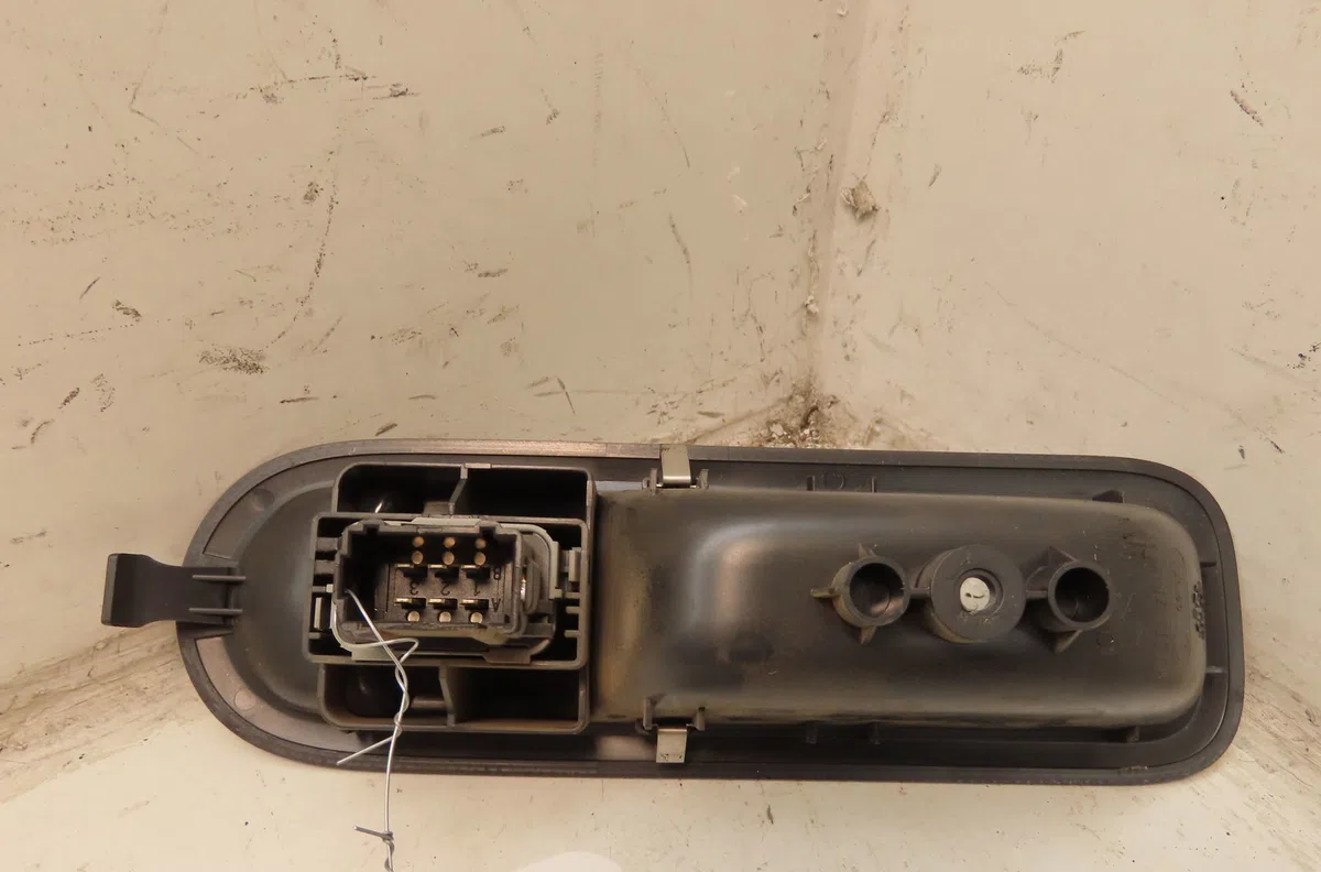 Commande lève-glace porte avant droite Renault CLIO III (BR0-1, CR0-1) 1.5 dci (2010-2014) 3 portes occasion