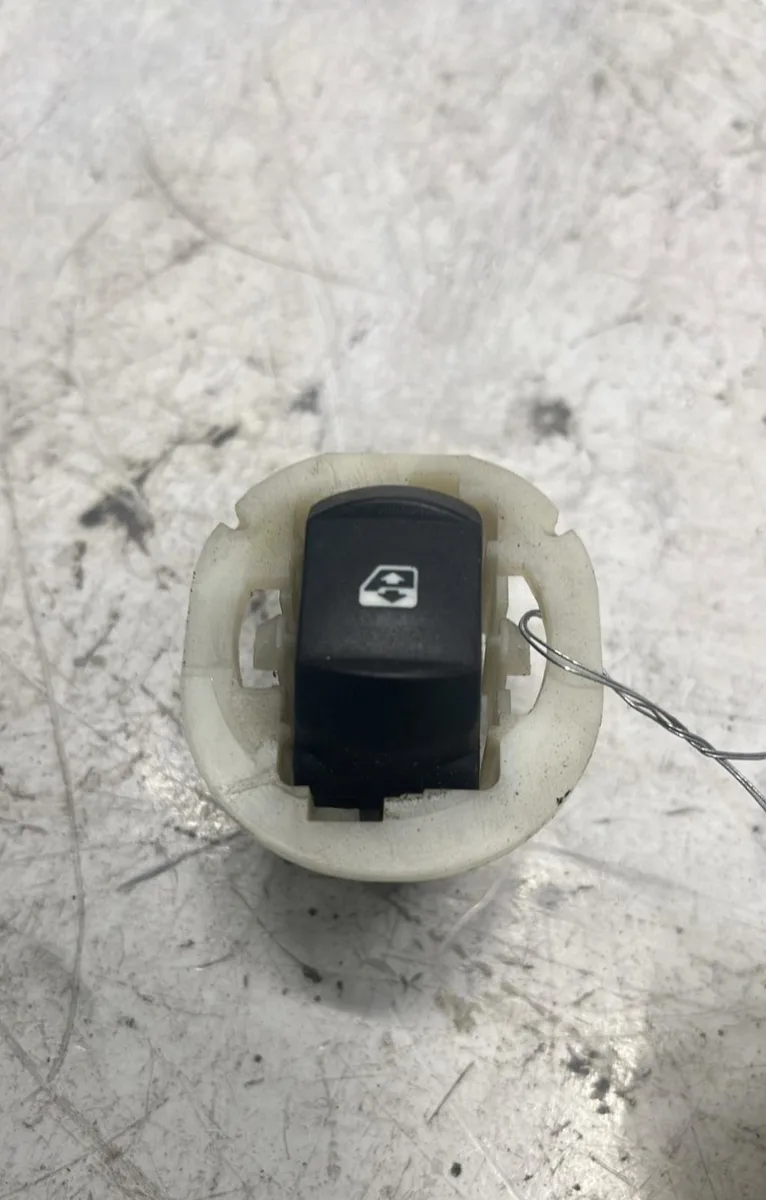 Commande lève-glace porte avant droite Renault CLIO III (BR0-1, CR0-1) 1.5 dci (br17, cr17) (2005-2012) 5 portes occasio
