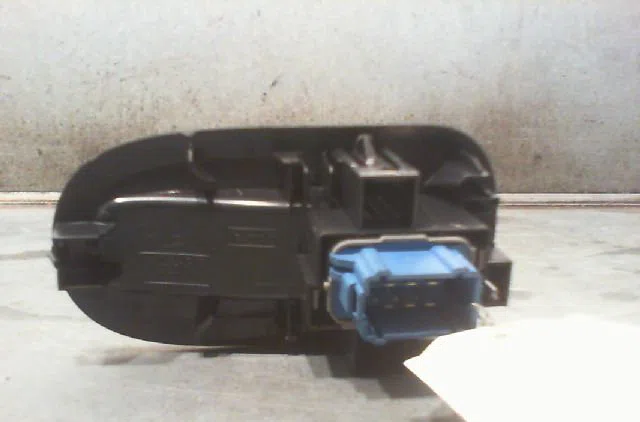 Commande lève-glace porte avant droite RENAULT KANGOO 2011 occasion