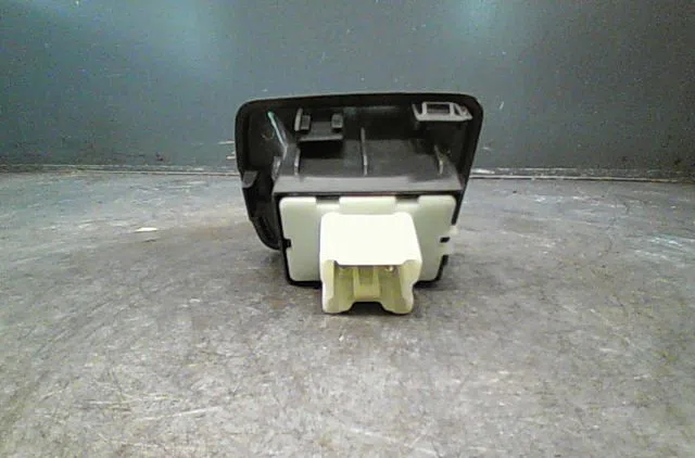 Commande lève-glace porte avant droite Renault KANGOO Express (FW0-1_) 1.5 dci 75 (fw07, fw10, fw04) (2010) 4 portes occ