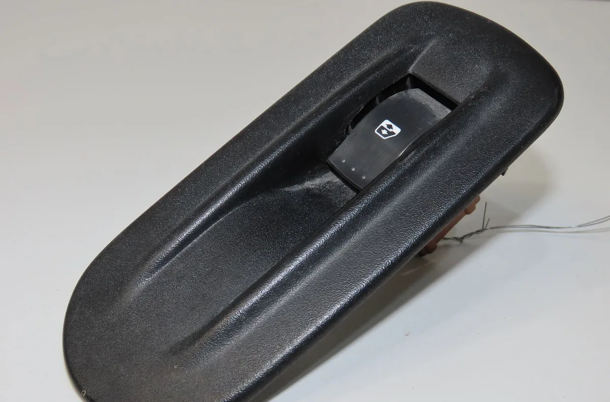 Commande lève-glace porte avant droite Renault MASTER II Camionnette (FD) 2.5 dci (2006-2010) occasion