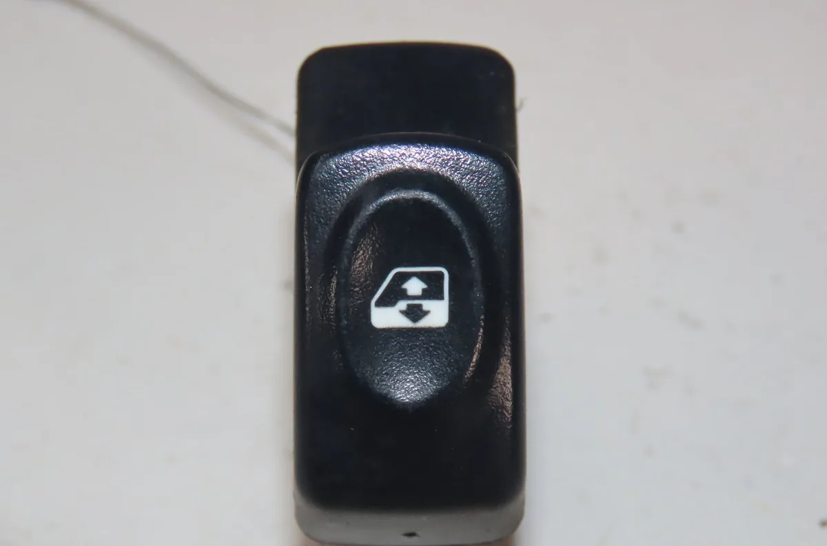 Commande lève-glace porte avant droite Renault MEGANE I Coupé (DA0-1_) 1.6 16v (da0b, da04, da11) (1999-2003) 2 portes o