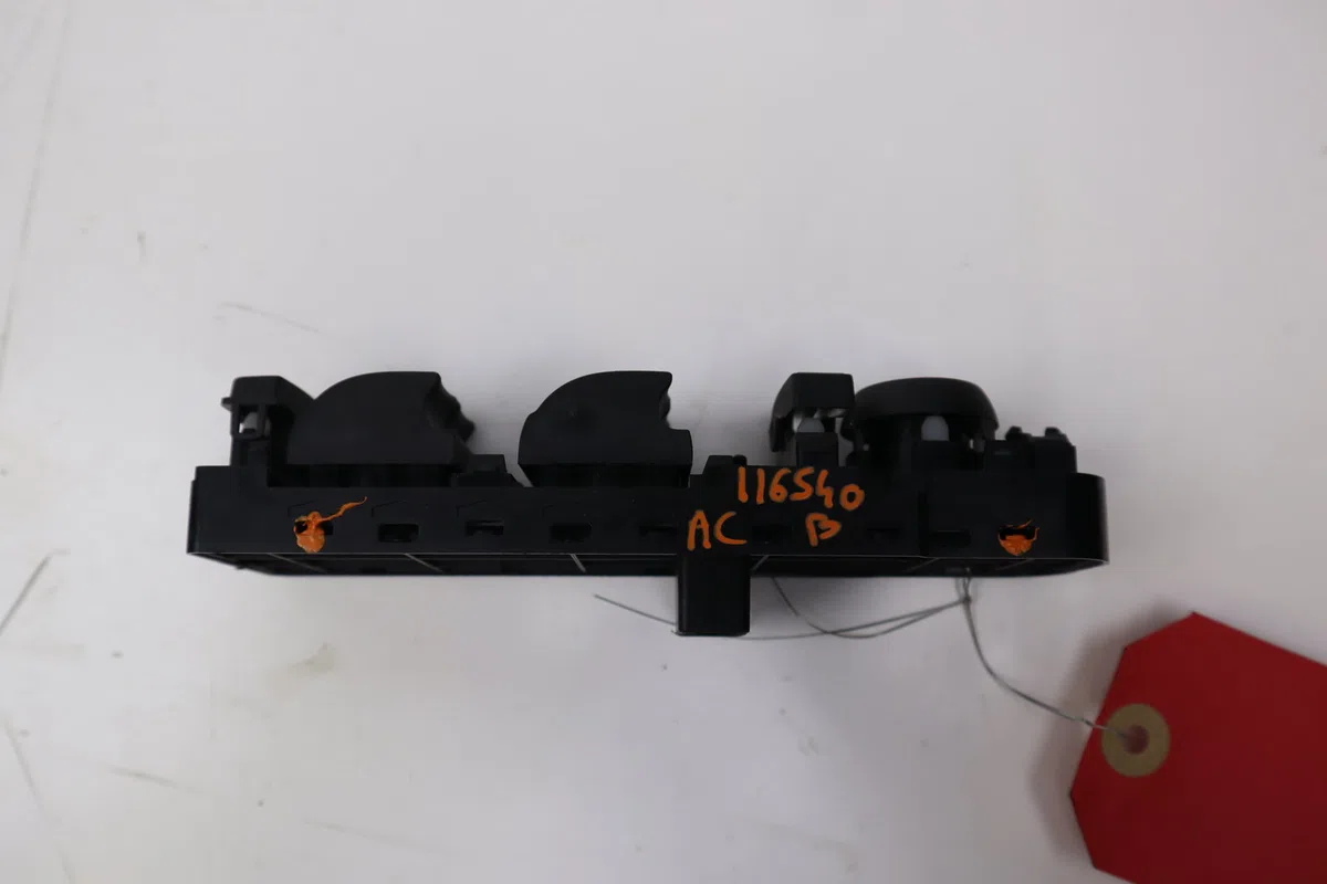 Commande lève-glace porte avant droite Renault MEGANE III 3-5 portes (BZ0-1_, B3_) 1.4 tce (bz0f, bz1v) (2009) occasion