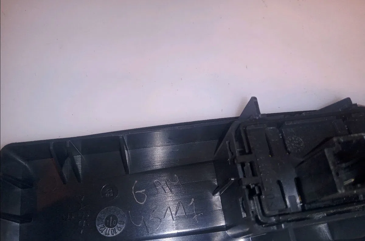 Commande lève-glace porte avant droite Renault MEGANE III Coupé (DZ0-1_) 1.5 dci (dz09, dz0d, dz1f, dz1g, dz14, dz29) (2