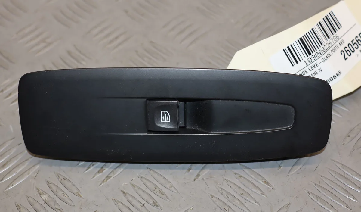 Commande lève-glace porte avant droite Renault MEGANE IV 3-5 portes (B9A-M-N_) 1.2 tce 100 (b9ms) (2015) occasion