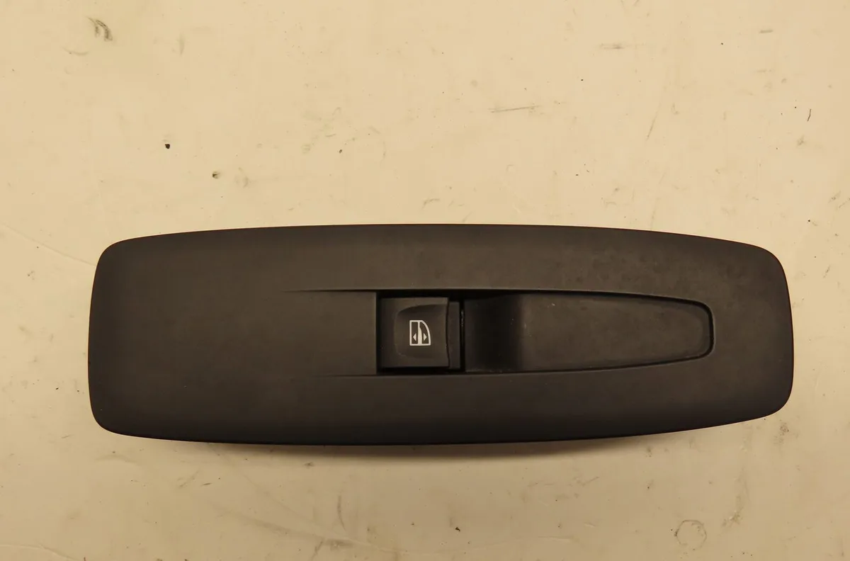 Commande lève-glace porte avant droite Renault MEGANE IV 3-5 portes (B9A-M-N_) 1.2 tce 130 (b9mr) (2015) 5 portes occasi