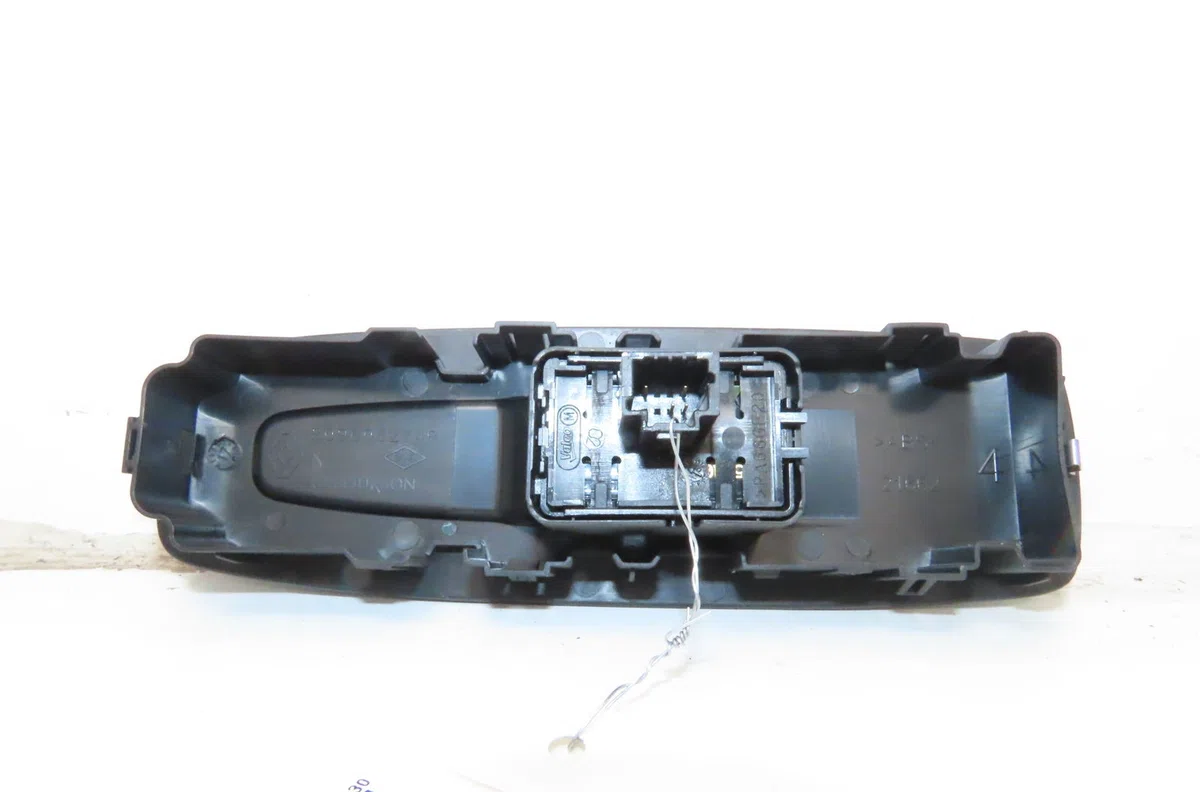 Commande lève-glace porte avant droite Renault MEGANE IV 3-5 portes (B9A-M-N_) 1.6 dci 130 (b9a4) (2015) occasion