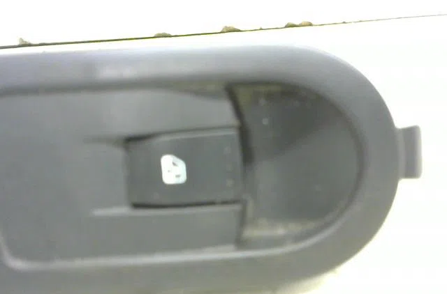 Commande lève-glace porte avant droite RENAULT MEGANE SCENIC 1.5 DCI 80 CONFORT AUTHENTIQUE occasion